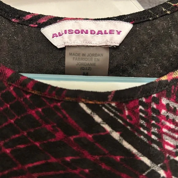 Alison Daley Abstract Prin, 3/4 Sleeve Top. It has a bit of stretch to it. - Picture 5 of 6